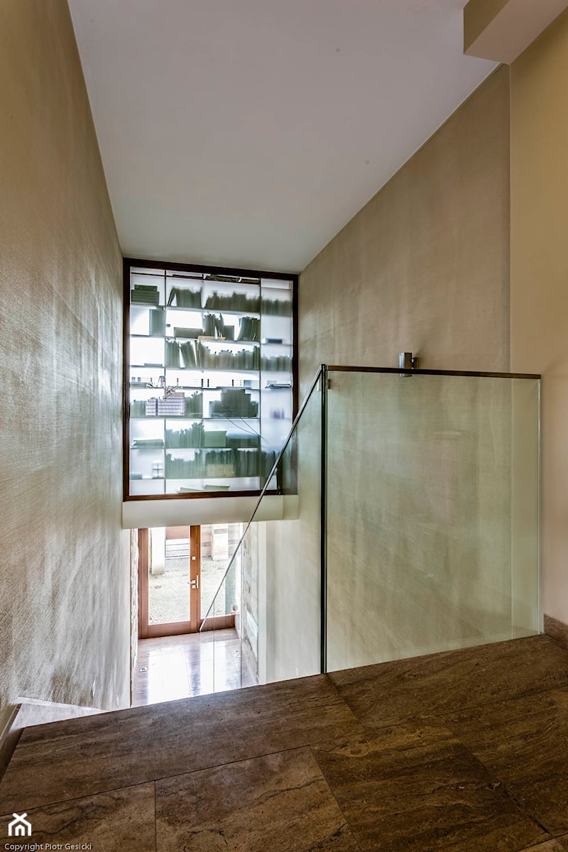Apartament w Libertowie pod Krakowem - Poddasze - Hol / przedpokój, styl minimalistyczny - zdjęcie od Biuro Architektoniczne Łukasz Pióro
