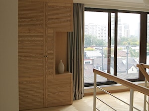 Mieszkanie z antresolą - Średni biały hol / przedpokój, styl tradycyjny - zdjęcie od R-design Pracownia Architektoniczna