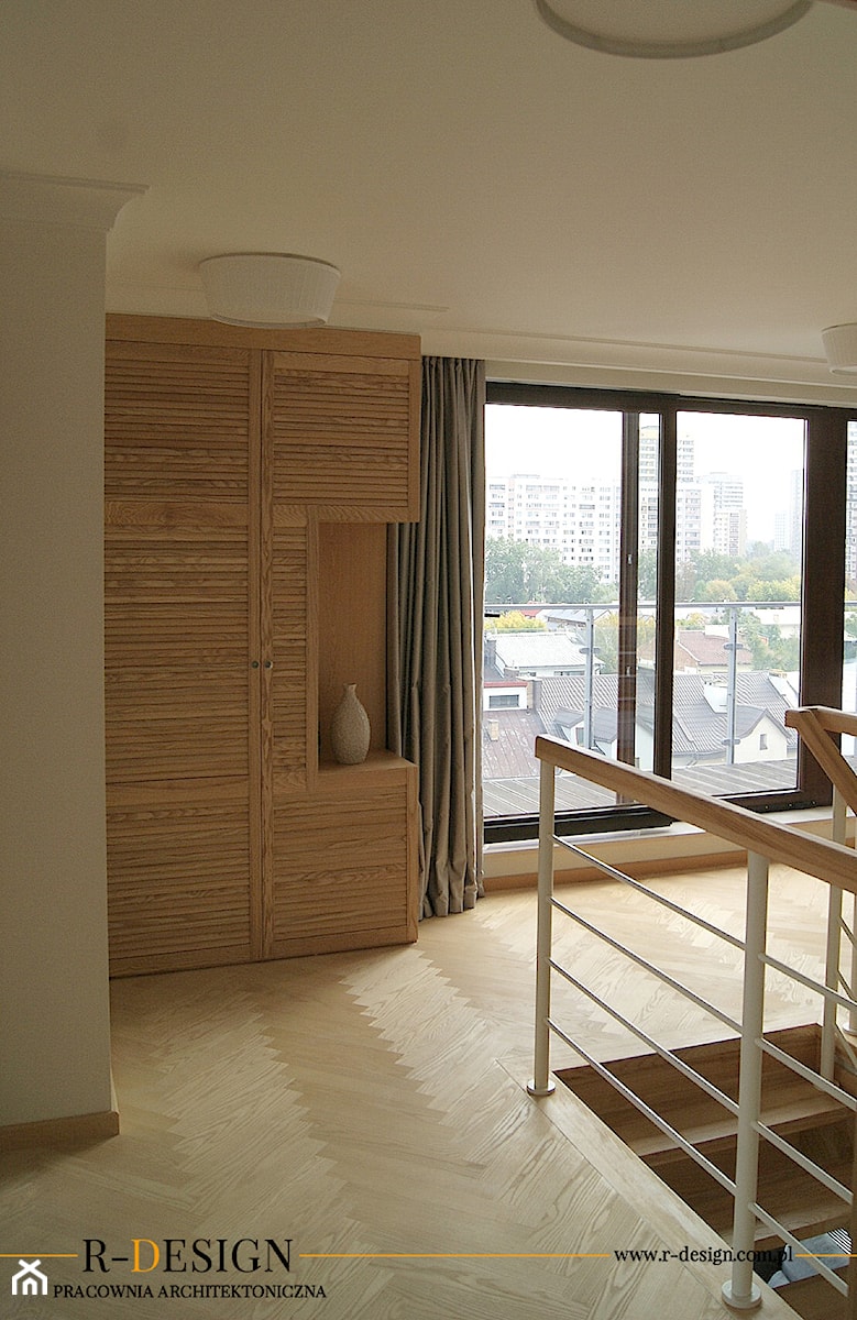 Mieszkanie z antresolą - Średni biały hol / przedpokój, styl tradycyjny - zdjęcie od R-design Pracownia Architektoniczna