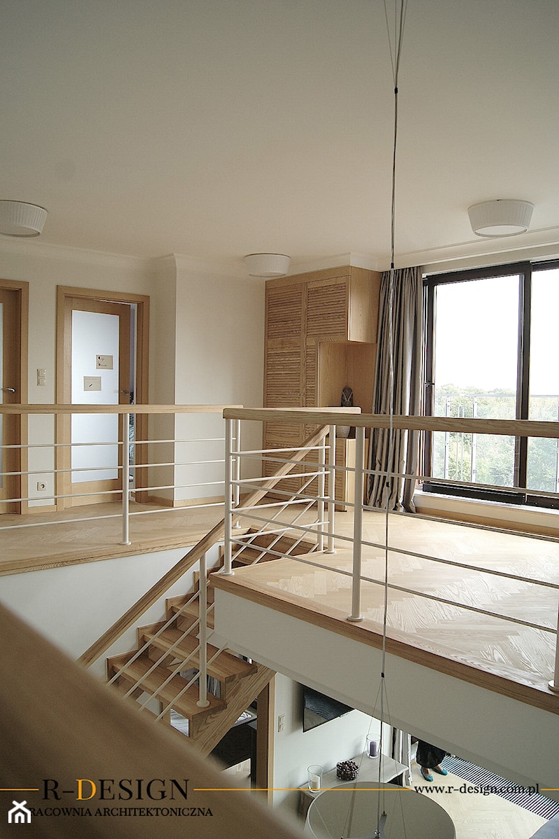 Mieszkanie z antresolą - Schody jednobiegowe drewniane, styl tradycyjny - zdjęcie od R-design Pracownia Architektoniczna