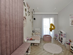 Projekt mieszkania 76mkw - Średni szary pokój dziecka dla dziecka dla dziewczynki, styl nowoczesny - zdjęcie od Piotr Stolarek PROJEKTOWANIE WNĘTRZ