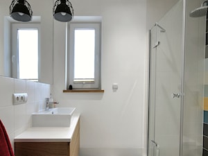 PROJEKT DOMU ok 280MKW - Mała z lustrem z punktowym oświetleniem łazienka z oknem, styl nowoczesny - zdjęcie od Piotr Stolarek PROJEKTOWANIE WNĘTRZ