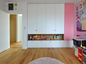 PROJEKT DOMU ok 280MKW - Średni biały różowy pokój dziecka dla dziecka dla dziewczynki, styl nowoczesny - zdjęcie od Piotr Stolarek PROJEKTOWANIE WNĘTRZ