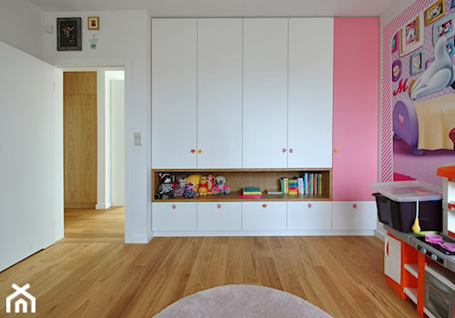 PROJEKT DOMU ok 280MKW - Średni biały różowy pokój dziecka dla dziecka dla dziewczynki, styl nowoczesny - zdjęcie od Piotr Stolarek PROJEKTOWANIE WNĘTRZ