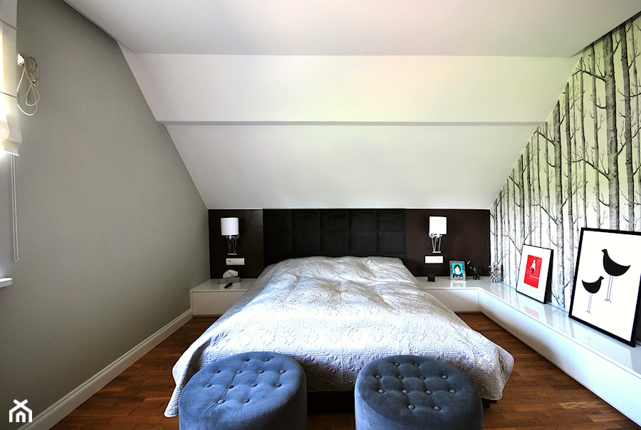 DOM W GAŁKÓWKU - Średnia sypialnia na poddaszu, styl nowoczesny - zdjęcie od Piotr Stolarek PROJEKTOWANIE WNĘTRZ