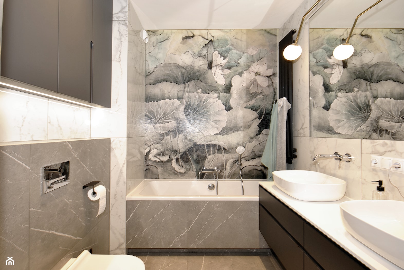 Projekt mieszkania 76mkw - Średnia z dwoma umywalkami ze szkłem na ścianie łazienka, styl nowoczesny - zdjęcie od Piotr Stolarek PROJEKTOWANIE WNĘTRZ - Homebook