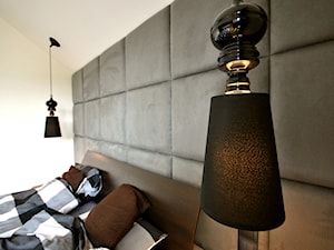 PROJEKT DOMU W OPOCZNIE - Mała beżowa szara sypialnia, styl nowoczesny - zdjęcie od Piotr Stolarek PROJEKTOWANIE WNĘTRZ