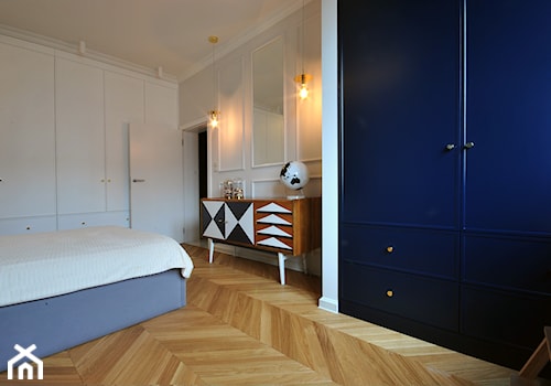 PROJEKT WNĘTRZ W KAMIENICY - Średnia biała sypialnia, styl vintage - zdjęcie od Piotr Stolarek PROJEKTOWANIE WNĘTRZ
