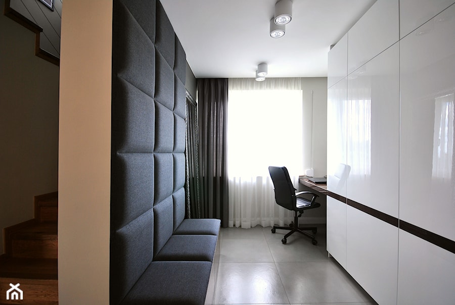 DOM W GAŁKÓWKU - Małe z sofą z zabudowanym biurkiem białe biuro, styl nowoczesny - zdjęcie od Piotr Stolarek PROJEKTOWANIE WNĘTRZ