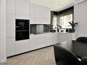 Projekt mieszkania 76mkw - Średnia biała kuchnia w kształcie litery l z kompozytem na ścianie nad b ... - zdjęcie od Piotr Stolarek PROJEKTOWANIE WNĘTRZ