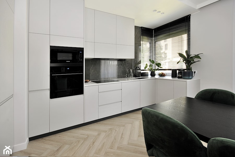 Projekt mieszkania 76mkw - Średnia biała z zabudowaną lodówką kuchnia w kształcie litery l z kompozytem na ścianie nad blatem kuchennym, styl nowoczesny - zdjęcie od Piotr Stolarek PROJEKTOWANIE WNĘTRZ