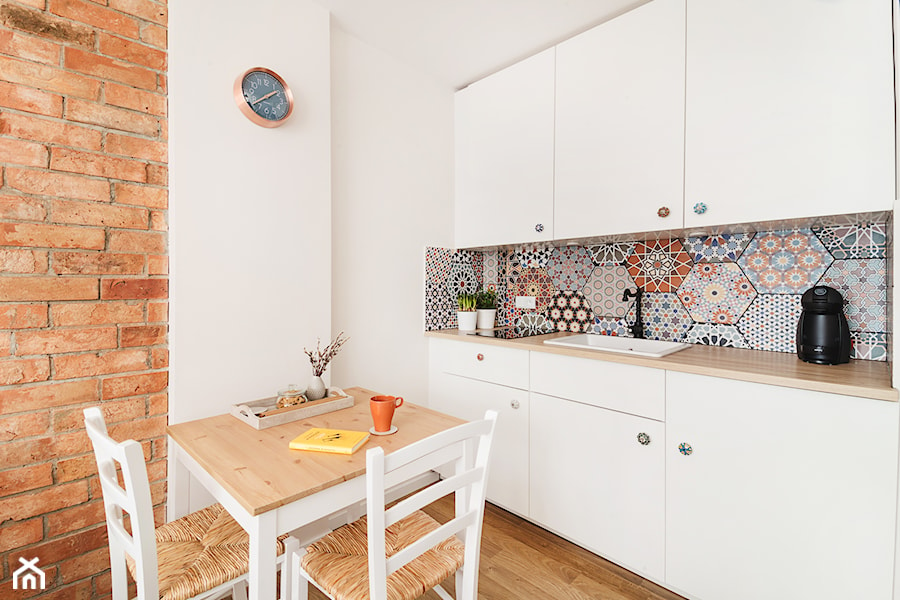 Apartament Andaluzyjski - Mała otwarta z salonem biała z zabudowaną lodówką z nablatowym zlewozmywakiem kuchnia jednorzędowa, styl rustykalny - zdjęcie od PracowniaPolka