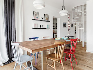 Dom jednorodzinny w Redzie - Średnia biała jadalnia w salonie, styl skandynawski - zdjęcie od PracowniaPolka