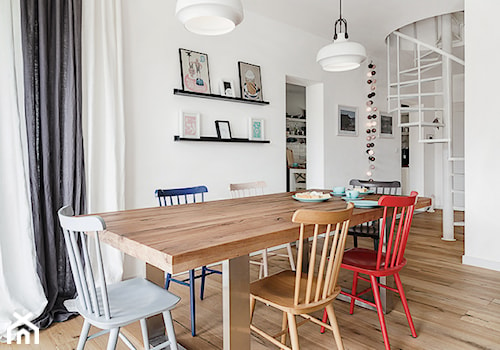 Dom jednorodzinny w Redzie - Średnia biała jadalnia w salonie, styl skandynawski - zdjęcie od PracowniaPolka