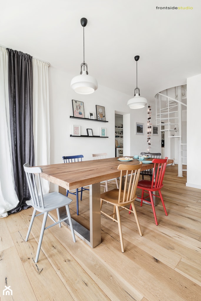 Dom jednorodzinny w Redzie - Średnia biała jadalnia w salonie, styl skandynawski - zdjęcie od PracowniaPolka - Homebook