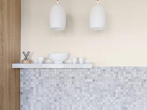 Mieszkanie w Kołobrzegu - Mała zamknięta z kamiennym blatem biała szara z nablatowym zlewozmywakiem kuchnia jednorzędowa, styl nowoczesny - zdjęcie od PracowniaPolka