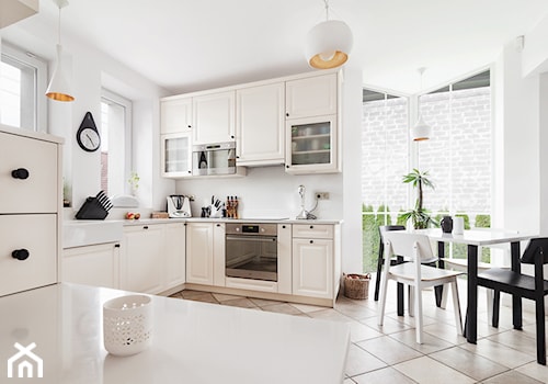 Dom jednorodzinny - Metamorfoza - Duża otwarta biała z zabudowaną lodówką kuchnia w kształcie litery u, styl tradycyjny - zdjęcie od PracowniaPolka