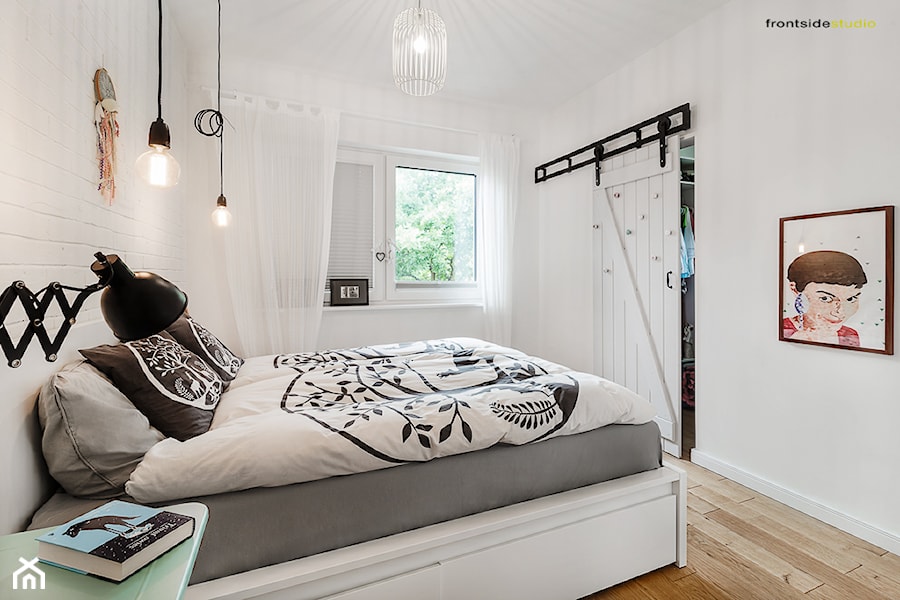 Dom jednorodzinny w Redzie - Średnia biała sypialnia z garderobą, styl skandynawski - zdjęcie od PracowniaPolka