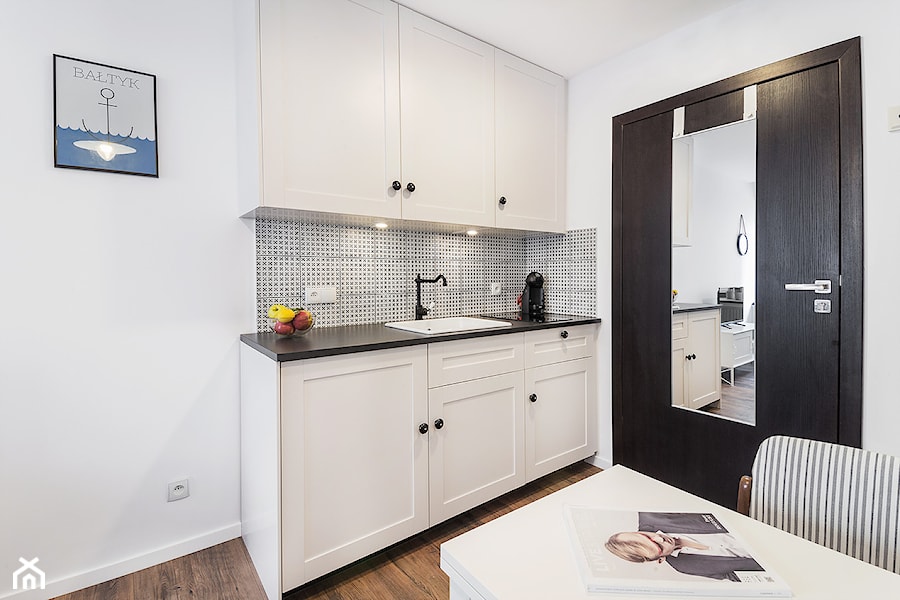 Apartament Marynistyczny - Mała zamknięta z kamiennym blatem biała z zabudowaną lodówką z lodówką wolnostojącą z nablatowym zlewozmywakiem kuchnia jednorzędowa, styl tradycyjny - zdjęcie od PracowniaPolka