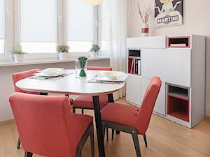 Mieszkanie w Kołobrzegu - Mała beżowa jadalnia w salonie, styl nowoczesny - zdjęcie od PracowniaPolka