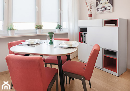 Mieszkanie w Kołobrzegu - Mała beżowa jadalnia w salonie, styl nowoczesny - zdjęcie od PracowniaPolka