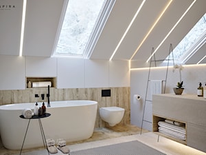 Nowoczesna Stodoła - Średnia na poddaszu z lustrem łazienka z oknem - zdjęcie od Inspira Design