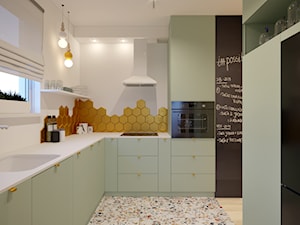 Kolorowa Białołęka - Średnia otwarta z kamiennym blatem biała z zabudowaną lodówką z podblatowym zlewozmywakiem kuchnia w kształcie litery l z oknem - zdjęcie od Inspira Design