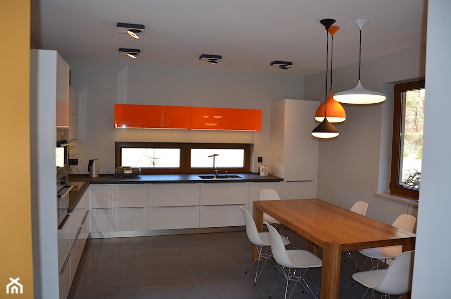 Kuchnia z pomarańczowym akcentem - Kuchnia, styl nowoczesny - zdjęcie od Studio Projekt