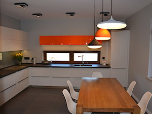 Kuchnia z pomarańczowym akcentem - Kuchnia, styl nowoczesny - zdjęcie od Studio Projekt