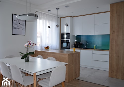 Mieszkanie w Iławie - Średnia otwarta z salonem biała z zabudowaną lodówką z podblatowym zlewozmywakiem kuchnia w kształcie litery l z wyspą lub półwyspem, styl nowoczesny - zdjęcie od Studio Projekt