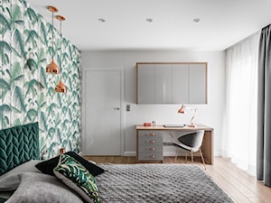 Zielona elegancja - Średnia biała z biurkiem sypialnia z balkonem / tarasem, styl nowoczesny - zdjęcie od Studio Projekt