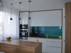 Mieszkanie w Iławie - Średnia otwarta z zabudowaną lodówką z podblatowym zlewozmywakiem kuchnia w kształcie litery u z wyspą lub półwyspem, styl nowoczesny - zdjęcie od Studio Projekt