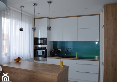 Mieszkanie w Iławie - Średnia otwarta z zabudowaną lodówką z podblatowym zlewozmywakiem kuchnia w kształcie litery u z wyspą lub półwyspem, styl nowoczesny - zdjęcie od Studio Projekt