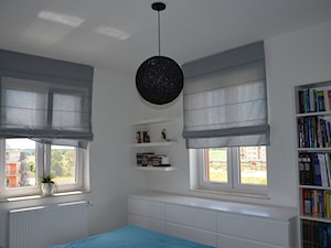Mieszkanie w Iławie - Mała biała sypialnia, styl nowoczesny - zdjęcie od Studio Projekt