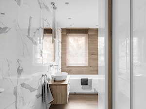 Zielona elegancja - Mała na poddaszu łazienka z oknem, styl nowoczesny - zdjęcie od Studio Projekt