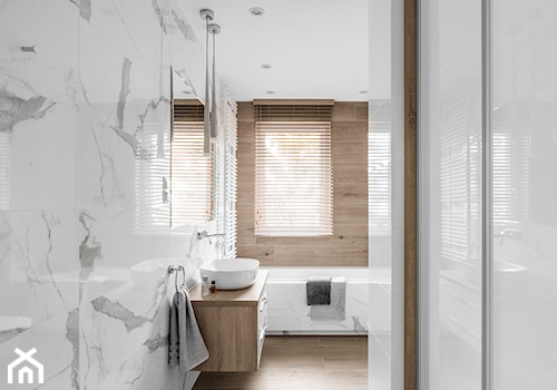 Zielona elegancja - Mała na poddaszu łazienka z oknem, styl nowoczesny - zdjęcie od Studio Projekt