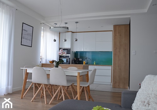 Mieszkanie w Iławie - Mała otwarta z salonem biała z zabudowaną lodówką kuchnia dwurzędowa z wyspą lub półwyspem, styl nowoczesny - zdjęcie od Studio Projekt