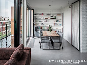 Dwupoziomowe mieszkanie w Warszawie - Duży biały salon z jadalnią z tarasem / balkonem, styl nowoczesny - zdjęcie od Ewelina Witkowska Architektura Wnętrz