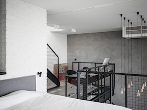 Dwupoziomowe mieszkanie w Warszawie - Średnia biała szara z biurkiem sypialnia na antresoli, styl nowoczesny - zdjęcie od Ewelina Witkowska Architektura Wnętrz