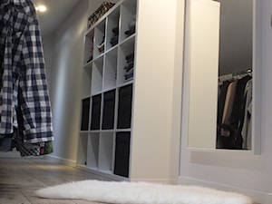 Niskobudżetowa adaptacja części poddasza ( sypialnia z garderobą + łazienka ) - Mała otwarta garderoba przy sypialni, styl skandynawski - zdjęcie od Patrycja Wielińska