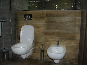 łazienka szarość i drewno - zdjęcie od Dekomania Studio