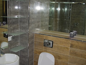 łazienka szarość i drewno - zdjęcie od Dekomania Studio