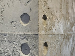 Beton dekoracyjny wraz z podziałami - zdjęcie od Studio Dekoracji Wnętrz MOORE