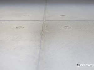 Imitacja betonu w siedzibie Cisowianki - zdjęcie od Studio Dekoracji Wnętrz MOORE