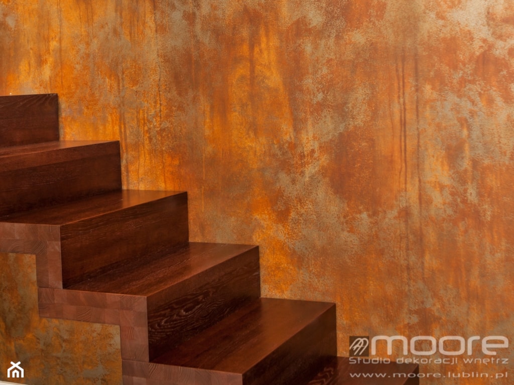 Efekt rdzy na klatce schodowej - zdjęcie od Studio Dekoracji Wnętrz MOORE - Homebook