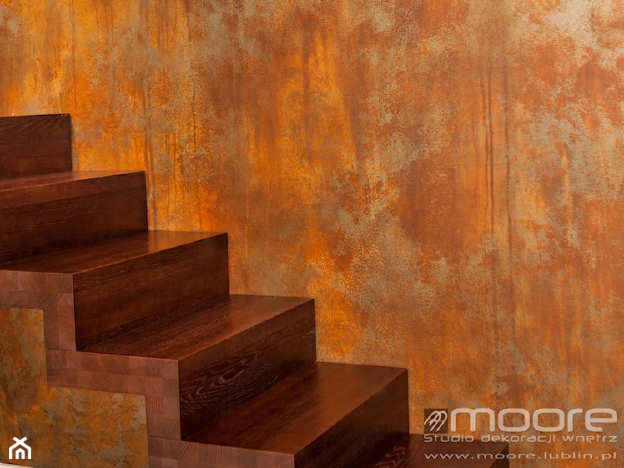 Efekt rdzy na klatce schodowej - zdjęcie od Studio Dekoracji Wnętrz MOORE