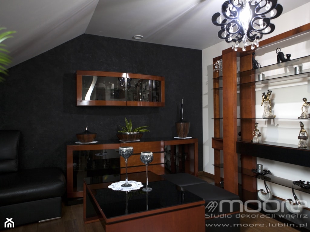 Czarny opalizujący tynk dekoracyjny - zdjęcie od Studio Dekoracji Wnętrz MOORE - Homebook