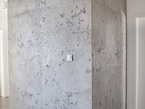 Dwukolorowy beton dekoracyjny w przedpokoju. - zdjęcie od Studio Dekoracji Wnętrz MOORE