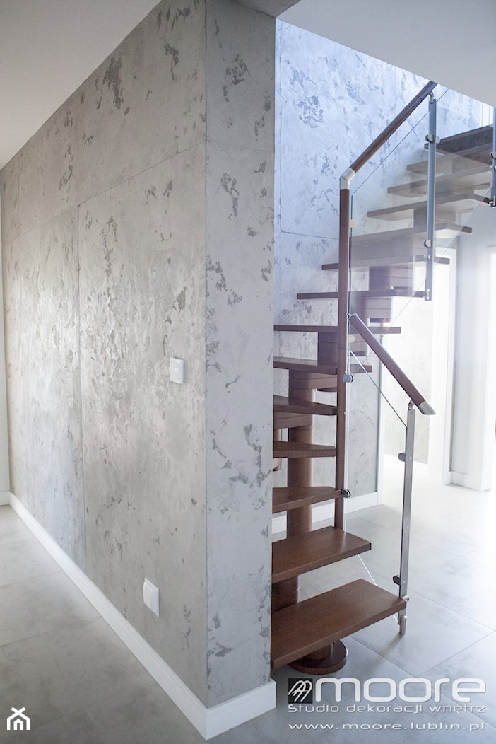 Dwukolorowy beton dekoracyjny w przedpokoju. - zdjęcie od Studio Dekoracji Wnętrz MOORE - Homebook