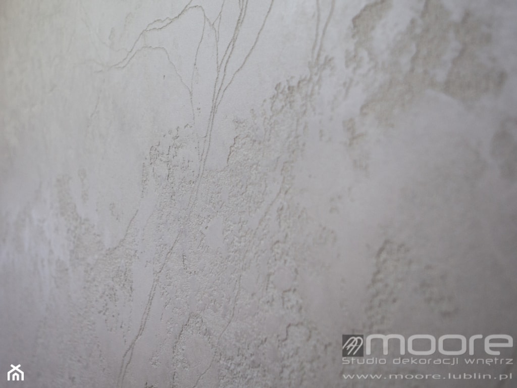 Biały trawertyn z perłowym blaskiem - zdjęcie od Studio Dekoracji Wnętrz MOORE - Homebook